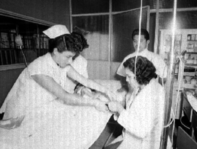Médicos curando a niño