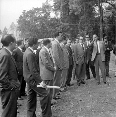 Adolfo López Mateos, Ernesto P. Uruchurtu, Benito Coquet y funcionarios públicos, reunidos durante una visita a la unidad Independencia
