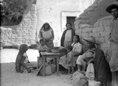 Familia junto a un muro de adobe, retrato de grupo
