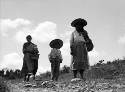 Mujeres y niño otomíes, retrato