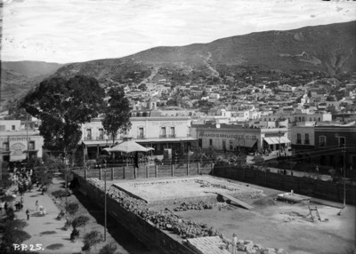 Vista de la plaza Independencia con el terreno para la cimentación de el Reloj monumental