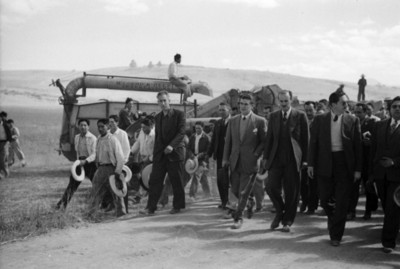 Miguel Alemán Valdés acompañado de Adolfo Orive de Alba y Vicente Aguirre, durante una gira de trabajo