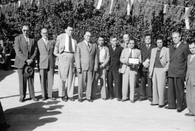 Funcionarios muestran llaves, durante la visita de Miguel Alemán Valdés al estado de Hidalgo