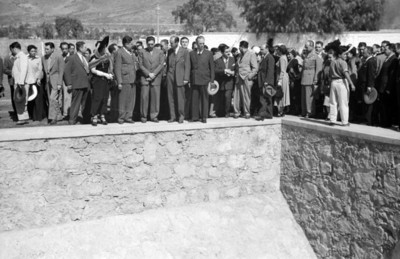 Miguel Alemán Valdés y comitiva observan obras de drenaje