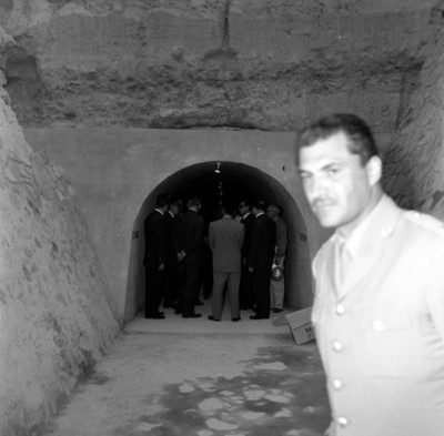 Adolfo López Mateosy comitiva inspeccionan un canal de riego