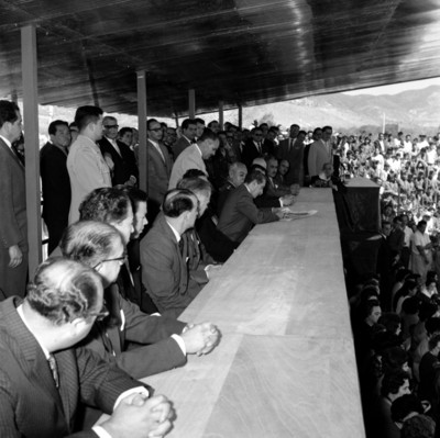 Adolfo López Mateos firma documento ante funcionarios