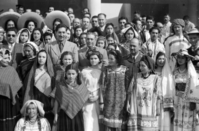 Miguel Alemán Valdés y su comitiva acompañados de mujeres con trajes regionales