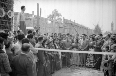 Orador durante una ceremonia presedida por Miguel Alemán Valdés y Vicente Aguirre