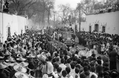 Miguel Alemán Valdés y comitiva a bordo de un camión durante su gira por Chilcuautla