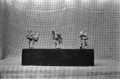 Figurillas de barro antropomorfas con mecapal