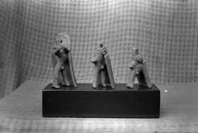Figurillas de barro antropomorfas con escudo