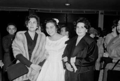 Margarita Gómez Flores e invitadas durante su boda civil