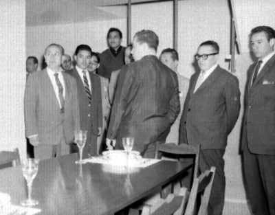 Benito Coquet, Jesús Yurén Albatán y funcionarios en el comedor de una casa habitación del IMSS