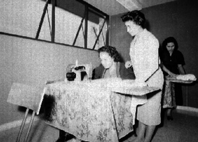 Alumnas durante una clase de corte y confección en la escuela de la casa aseguradora