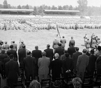 Adolfo López Mateos abanderando conscriptos del IMSS en el Campo Anáhuac