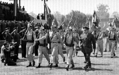 Adolfo López Mateos, Agustín Olachea Avilés y demás funcionarios durante la ceremonia de abanderamiento de conscriptos del IMSS