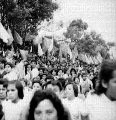 Adolfo López Mateos, Benito Coquet y japoneses en medio del público en la Unidad Independencia