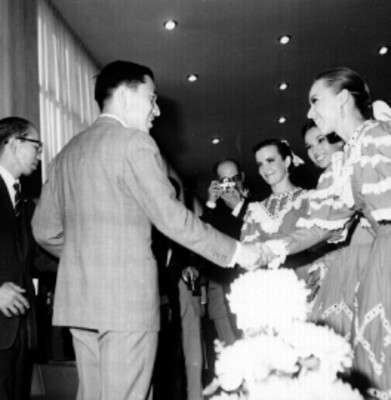 Akihito y bailarinas durante si visita al Unidad Independencia