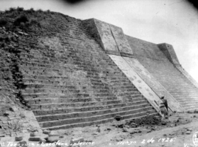 Hombres trabajan en la restauración de escalinata en Tenayuca