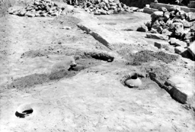 Ollas en el lado oeste de la pirámide