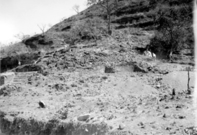 Hombres trabajan en desmonte del Cuauhcalli