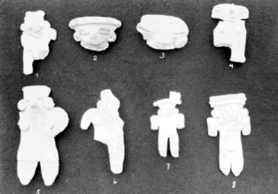 Vista de caritas y figurillas antropomorfas