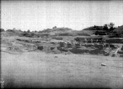 Hombres durante la excavación y limpieza en la calzada de los muertos