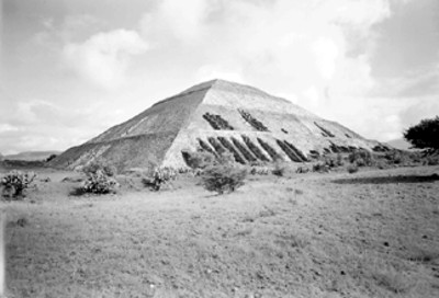 Vista de los contrafuertes de la Pirámide del sol