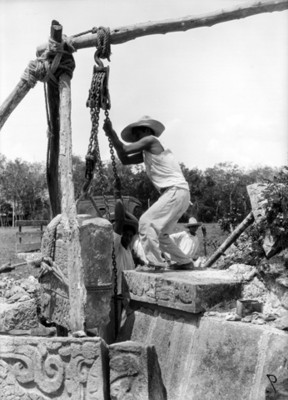 Hombres levantan con una polea una pieza arqueólogica