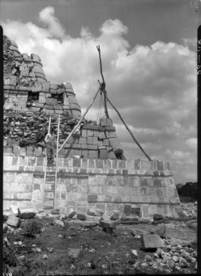 Trabajador posa en una escalera durante restauración del Templo de Kukulkán