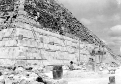 Hombres trabajan en la restauración del Templo Kukulkán, vista