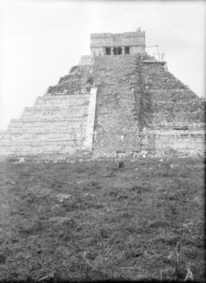 Fachada principal del Castillo en proceso de reconstrucción