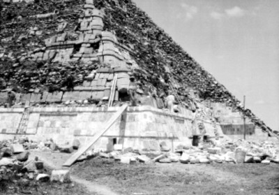 Hombres realizan trabajos de reconstrucción en la planta inferior del Castillo