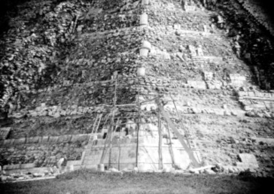 Hombres trabajan en la reconstrucción del primer cuerpo de el Castillo