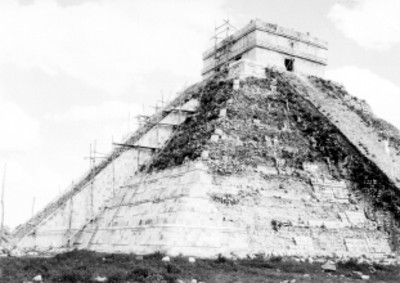 El Castillo durante su proceso de reconstrucción