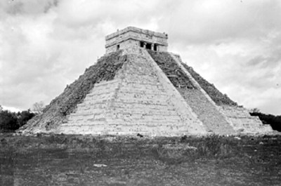 Templo de Kukulkán en proceso de reconstrucción, vista general