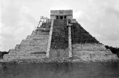 Vista frontal del Templo de Kukulkán