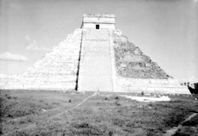 Panorámica de El Castillo con su lado izquierdo reconstruído