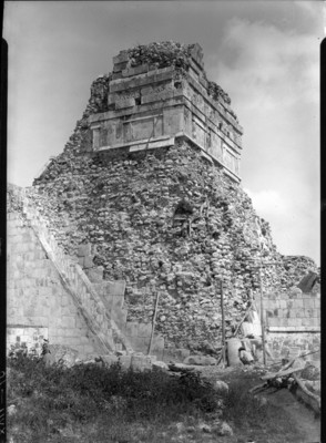 Hombres trabajan en templo de los jaguares
