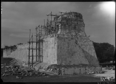 Templo de los Tigres durante restauración, vista lateral
