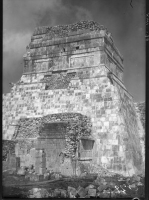 Templo de los Tigres durante su restauración, vista contrapicada