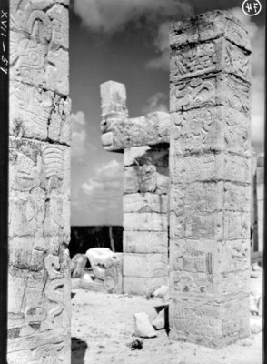 Pórtico serpentino del Templo de los Guerreros en restauración