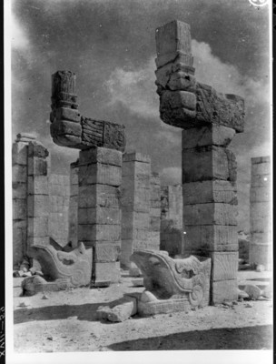 Vista de las pilatras serpentinas en la parte superior del Templo de los Guerreros