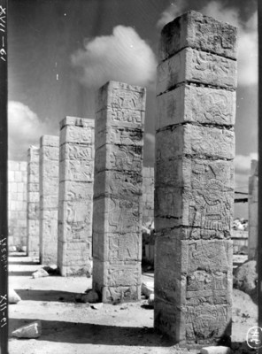 Vista parcial de las columnas en el Templo de los Guerreros