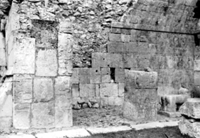 Detalle de columnas con relieves, sitio arqueológico
