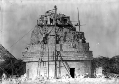 Hombres trabajan en reconstrucción del Caracol