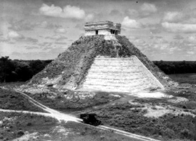 Automóvil en un camino frente al Templo de Kukulkán, panorámica