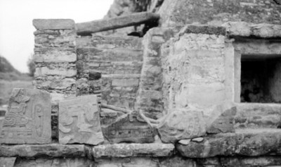 Vista de fragmentos de dinteles en la Pirámide de los Nichos