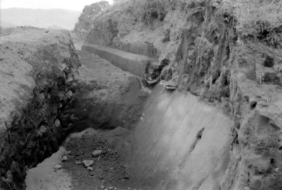 Pozo de excavación al pie de un montículo