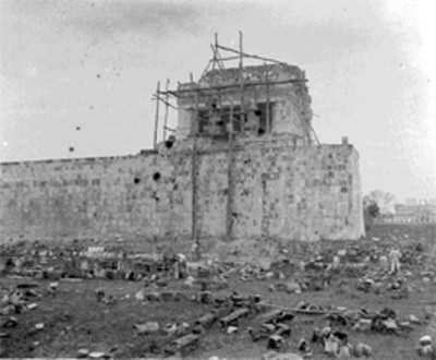 Hombres trabajan en la reconstrucción del templo de los Jaguares